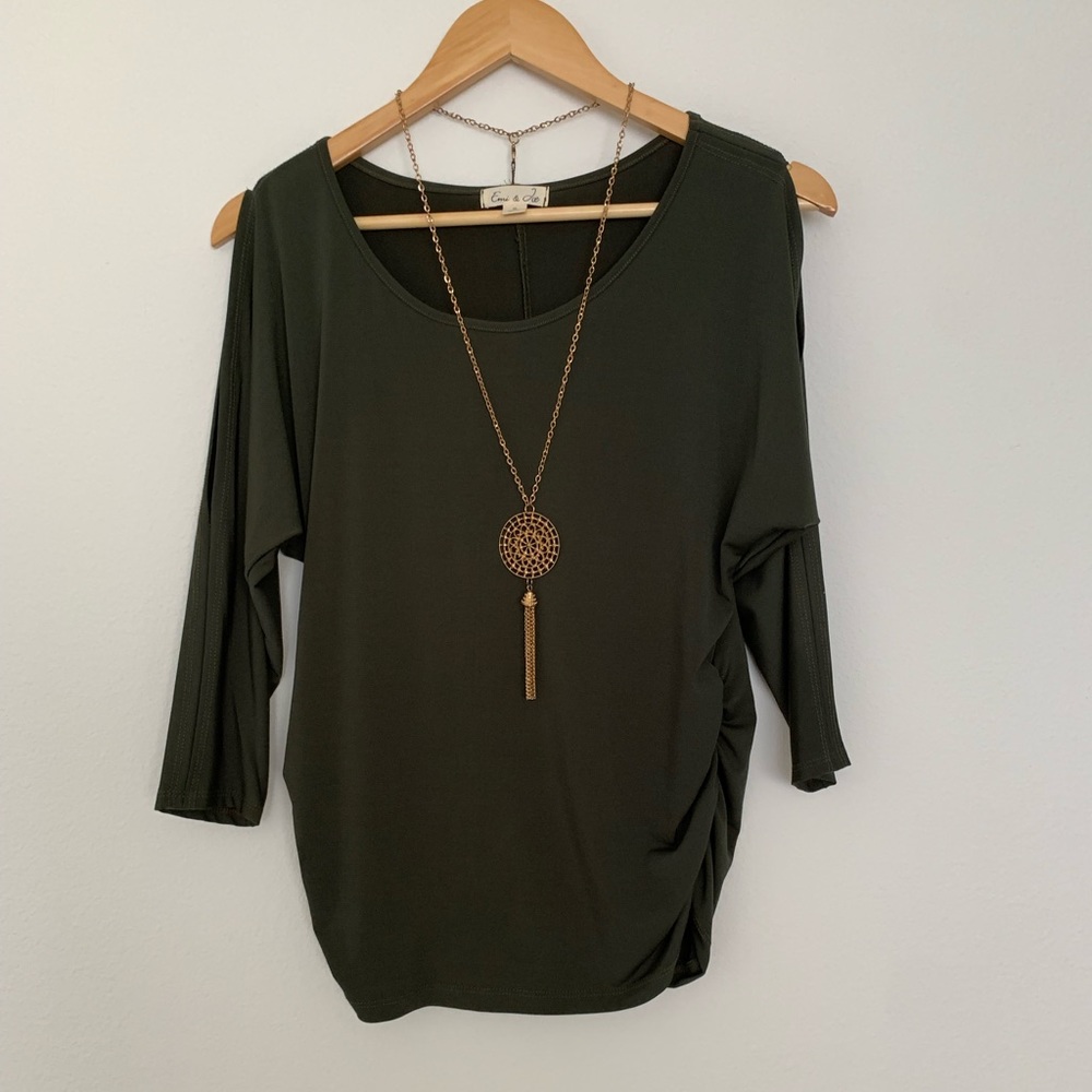 🌿 Emi & Joe green open sleeve top with gold chain necklace